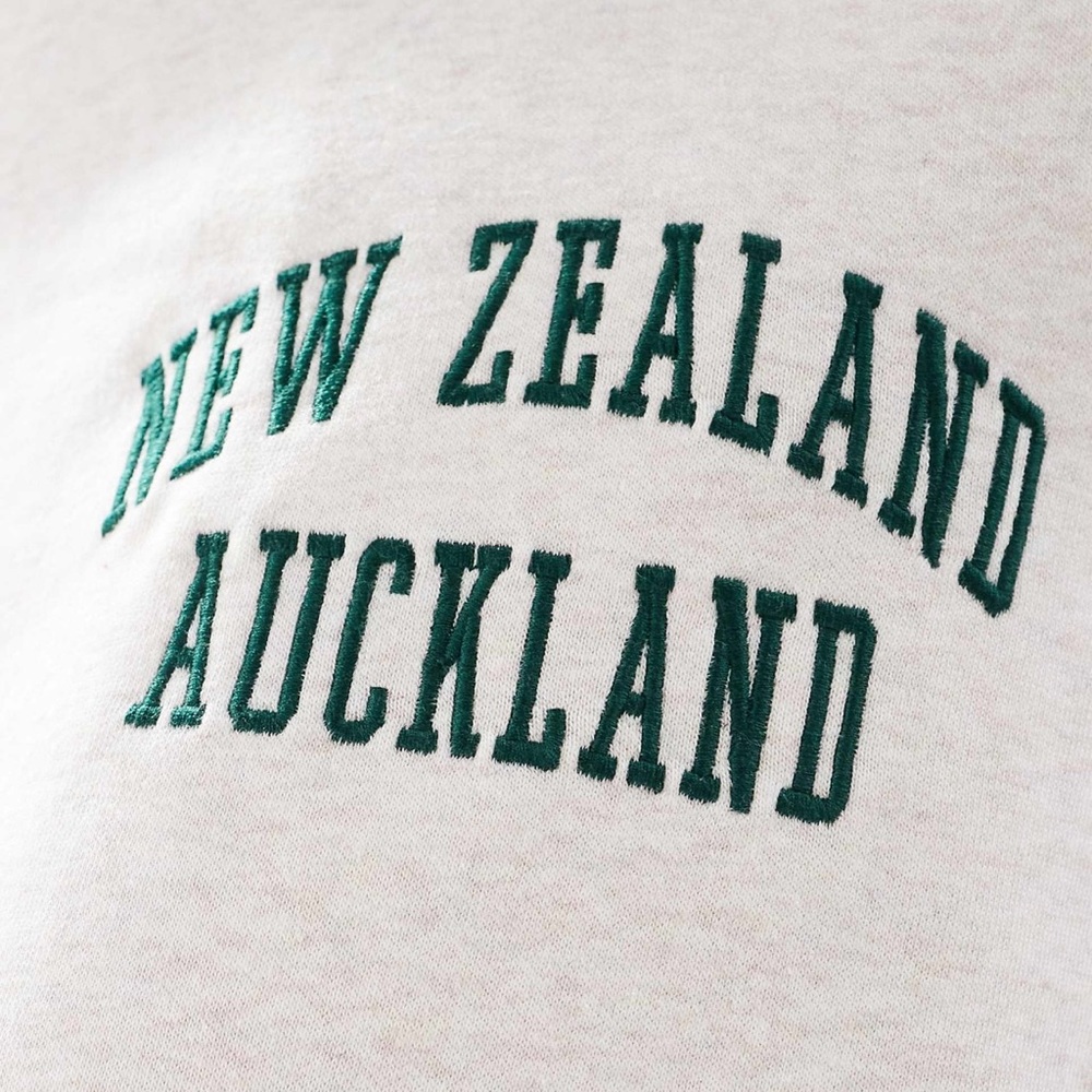 Cream Sweatshirt with Green New Zealand Auckland Print
